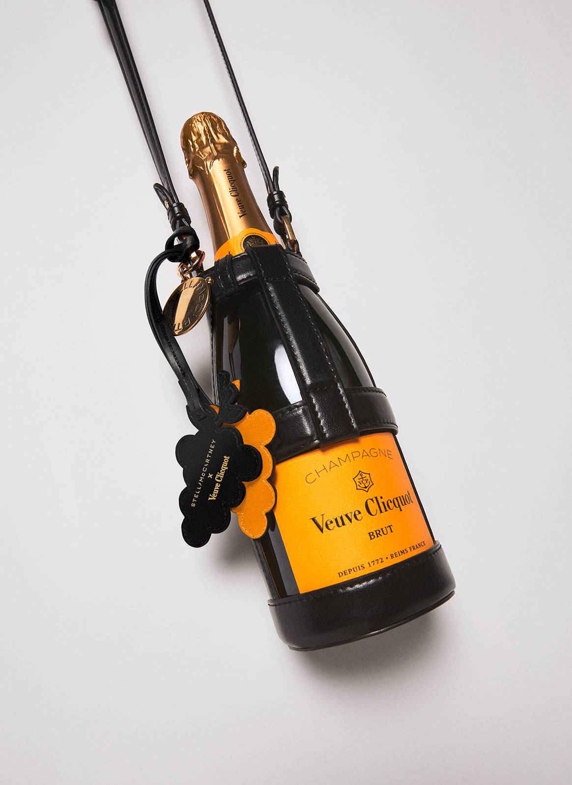 Diseño de Stella McCartney confeccionado en cuero de champán “Vegea”, desarrollado junto a las bodegas Veuve Clicquot.