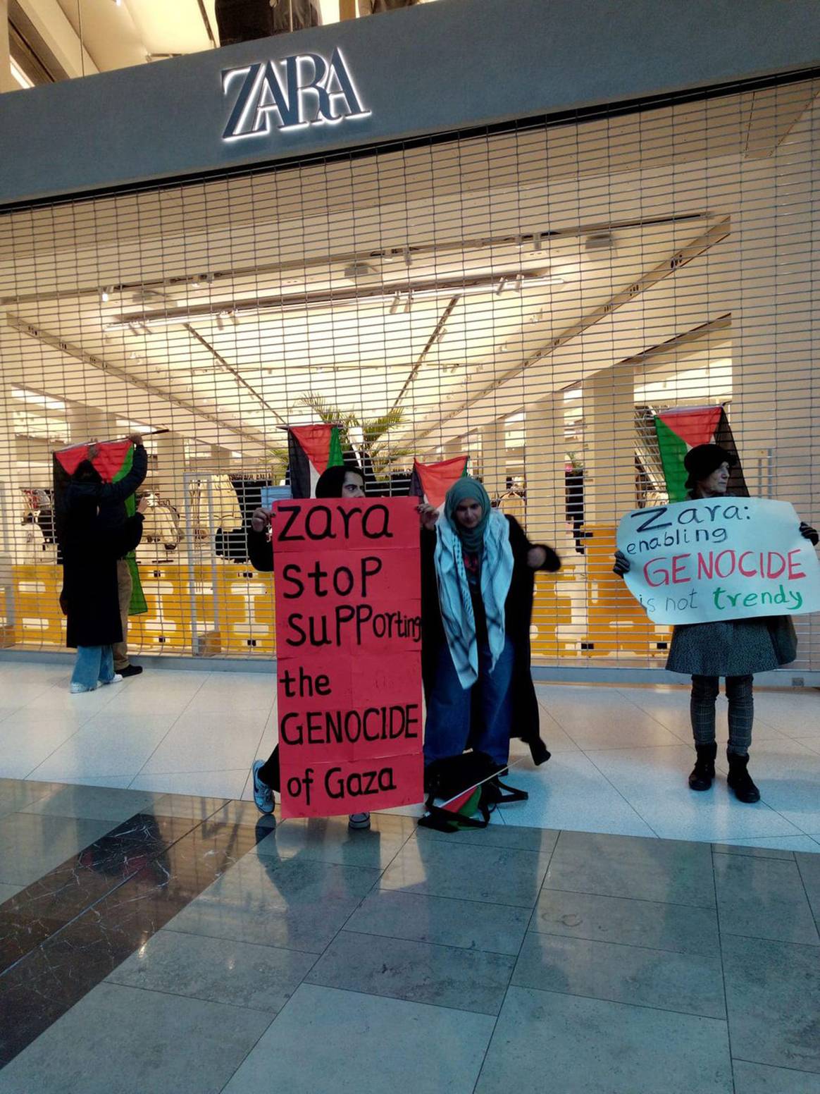 Manifestantes a las puertas de la tienda de Zara en el centro comercial Westfield Stratford, el 23 de diciembre de 2023.