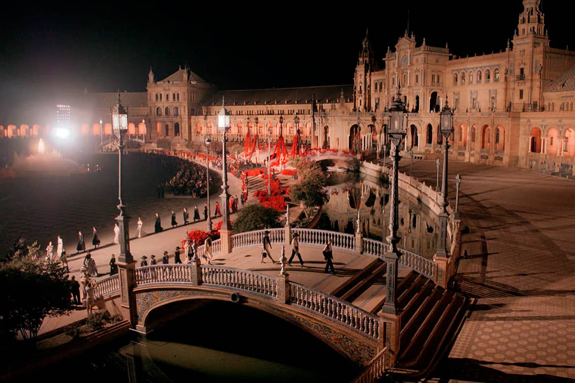 Desfile de presentación en la Plaza de España de Sevilla de la Colección Crucero de Dior para 2023.