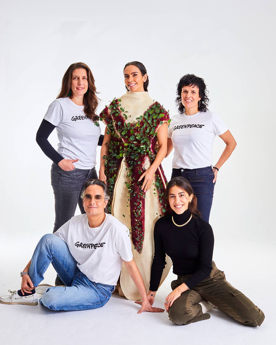 Fotografía de grupo, con Eva Saldaña, Directora Ejecutiva Greenpeace; Cristina Pedroche; Edurne Rubio, Responsable Comunicación Greenpeace; Josie y la diseñadora Paula Ulargui.
