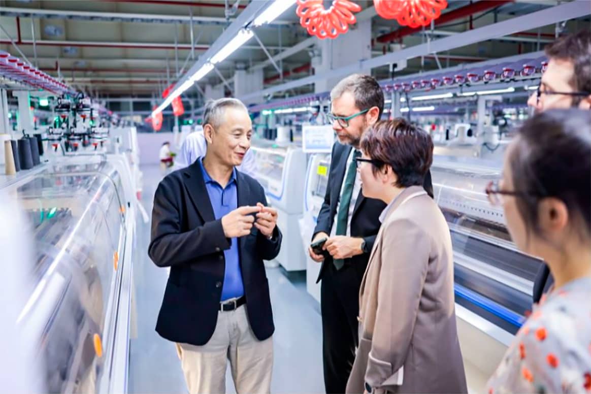 Ontmoeting tussen Oriol Alcoba i Malaspina, directeur-generaal Industrie, en leidinggevenden van Shanghai Jingqingrong Garment tijdens de reis naar China in oktober 2023.