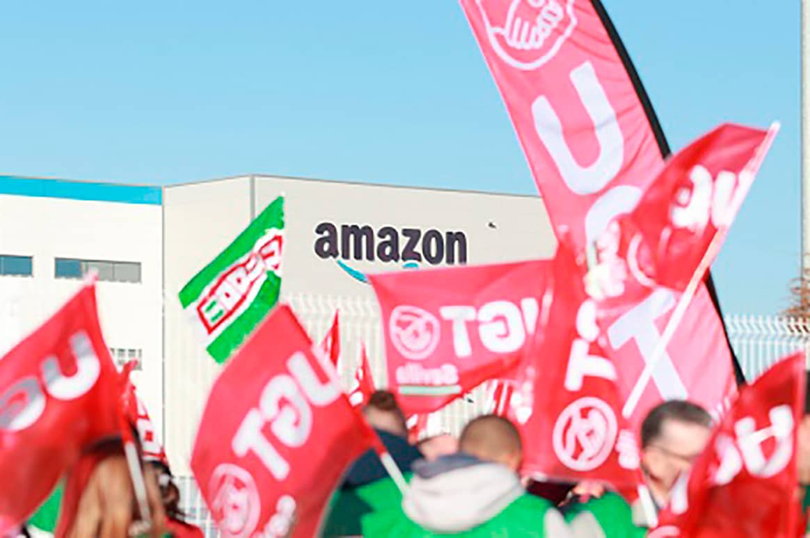 Concentración de los trabajadores de Amazon a las puertas del centro logístico de la empresa en Dos Hermanas (Sevilla).