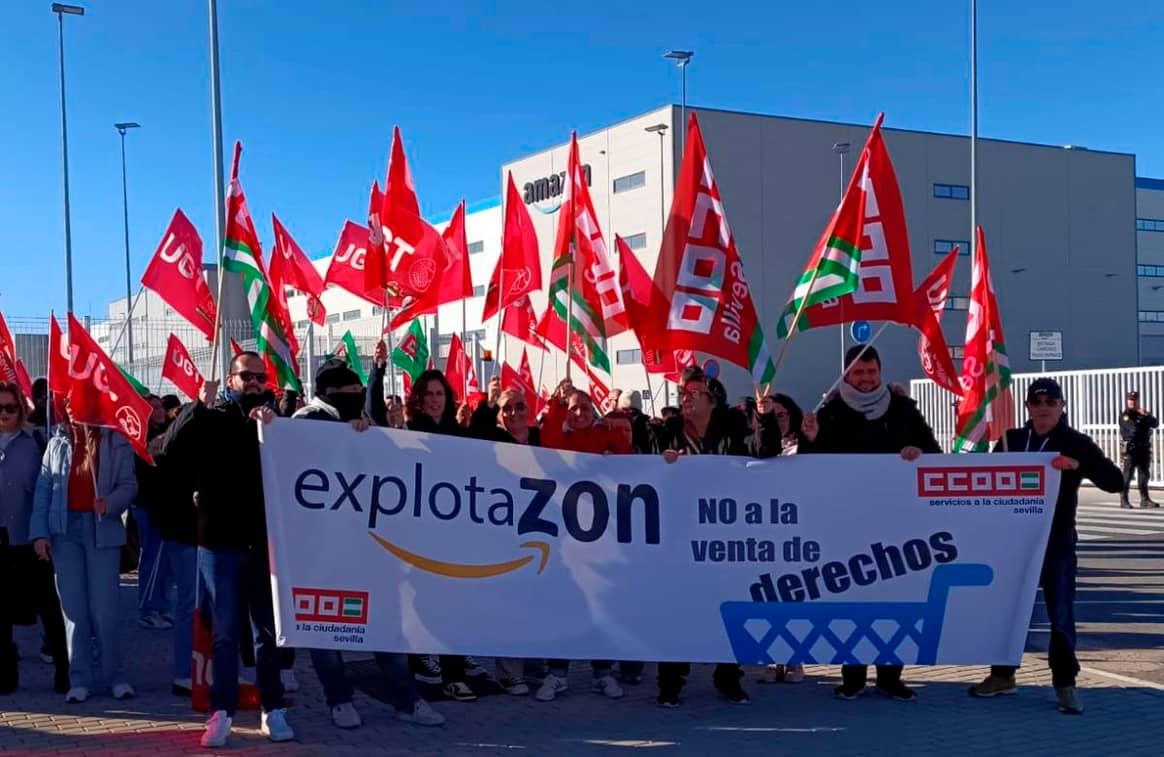 Concentración de los trabajadores de Amazon a las puertas del centro logístico de la empresa en Dos Hermanas (Sevilla).