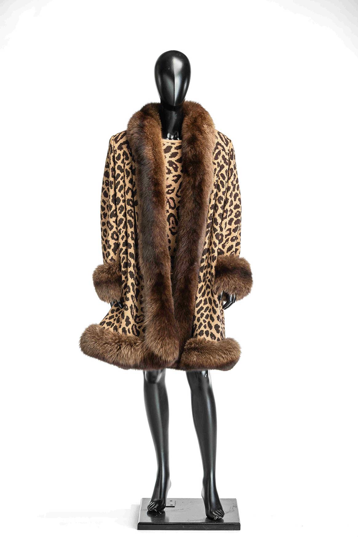 Abrigo y suéter de punto en estampado de leopardo y con perfiles en piel de zorro de Valentino, piezas de la colección de Lorenzo Caprile.