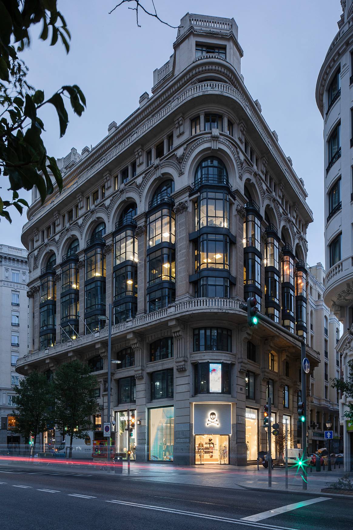Exterior de la “flagship store” de Scalpers en la Gran Vía de Madrid (España).
