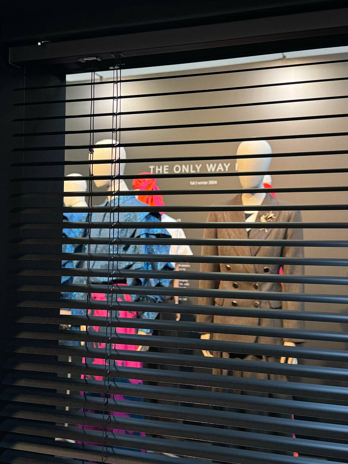 Bezoekers kregen bij Pom Amsterdam letterlijk een sneak-preview door het raam voor de nieuwe collectie met Claes Iversen.