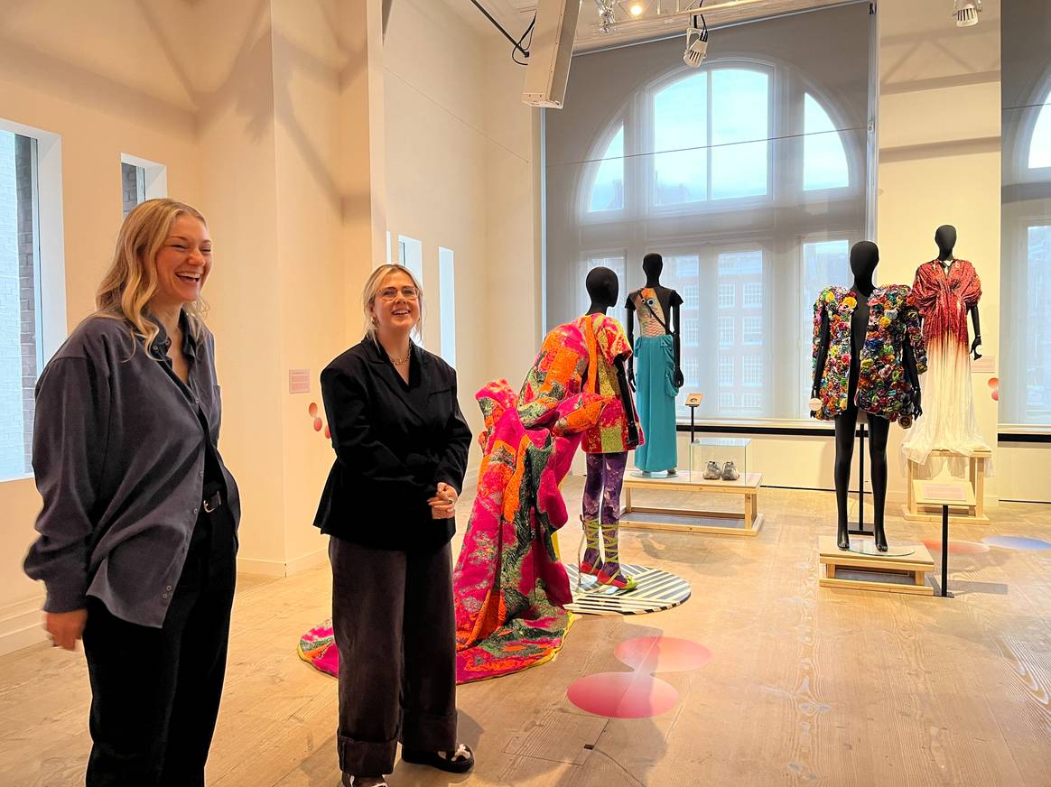 Sophie van Duren en Alyxandra Westwood openen de tentoonstelling op de eerste verdieping van Fashion for Good.