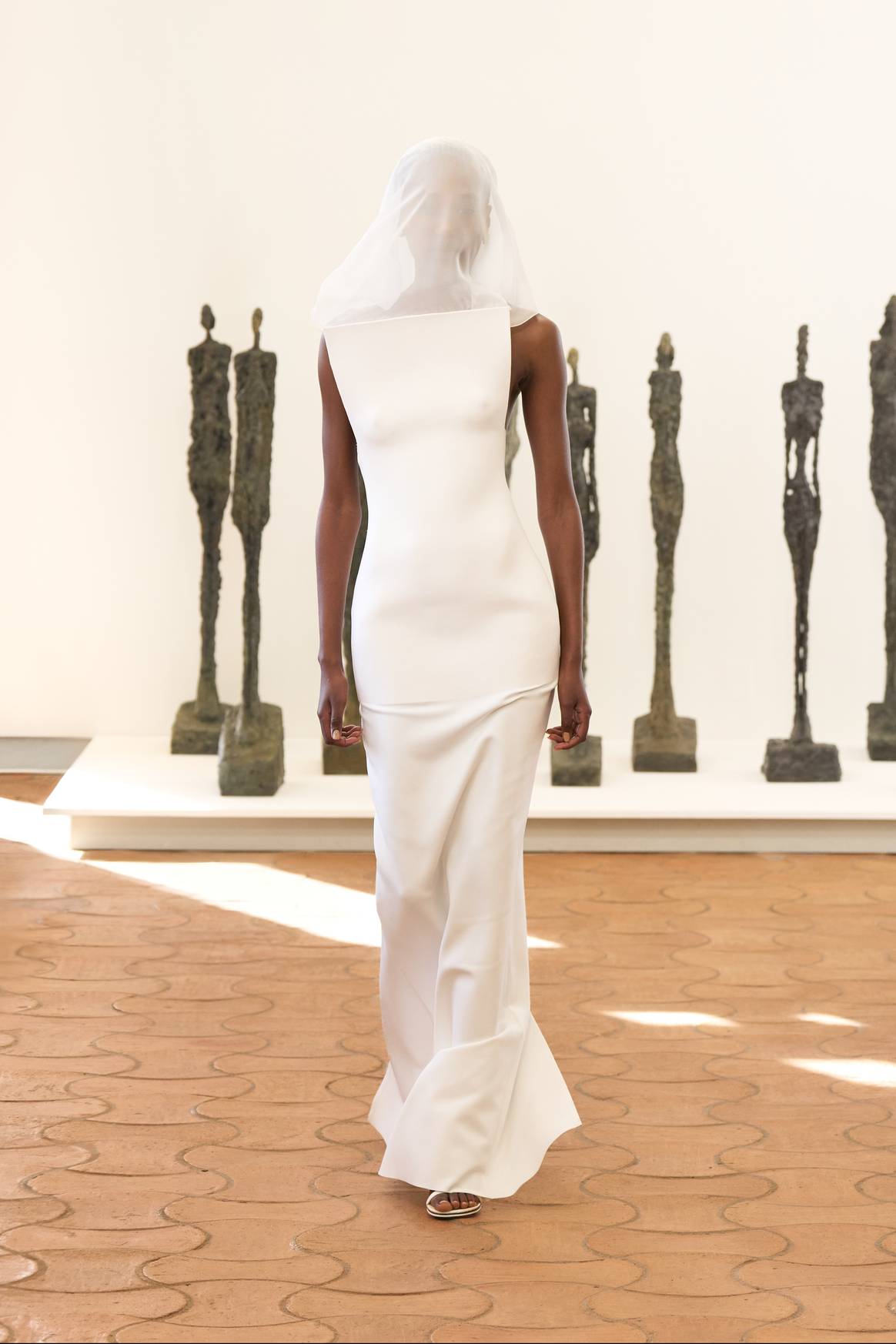 La robe de mariée Jacquemus, directement sculptée sur le corps du mannequin.