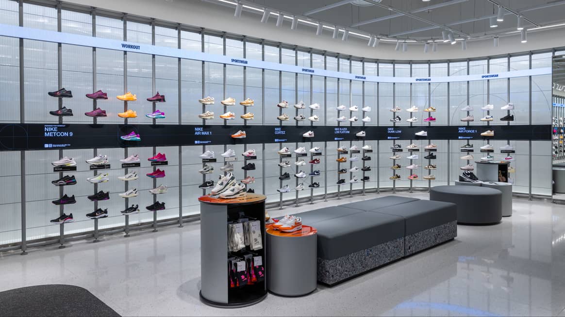 Schuhwand im Nike-Store in Singapur