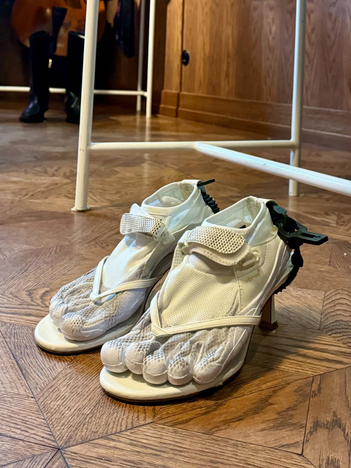 Zapatos de la colección FW24 de Lueder en el showroom del Hotel Château Royal