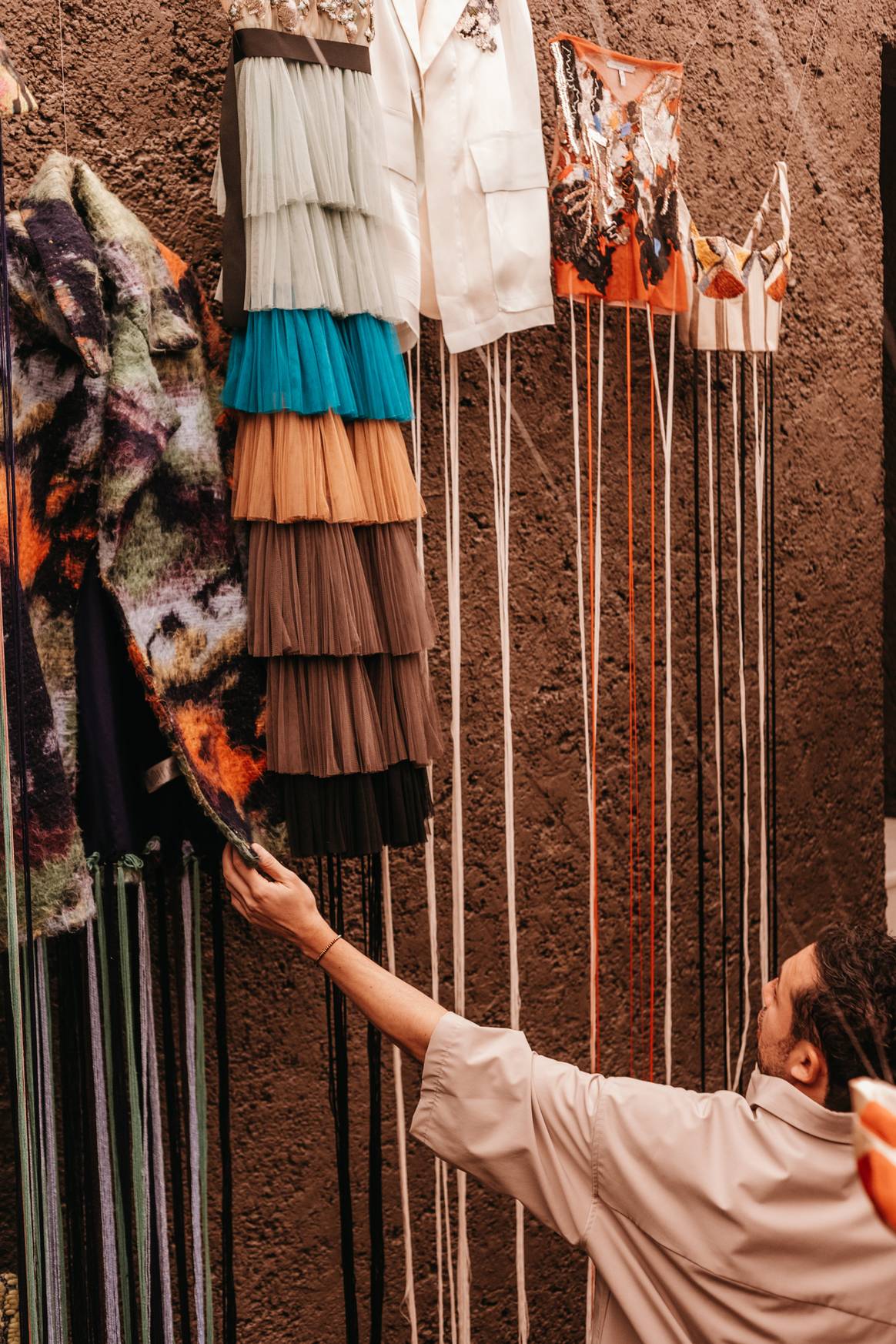 Instalación de moda con piezas de archivo de Sandra Weil.