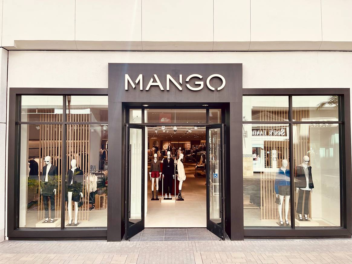 Exterior de la tienda de Mango en el centro comercial Fashion Valley de San Diego.