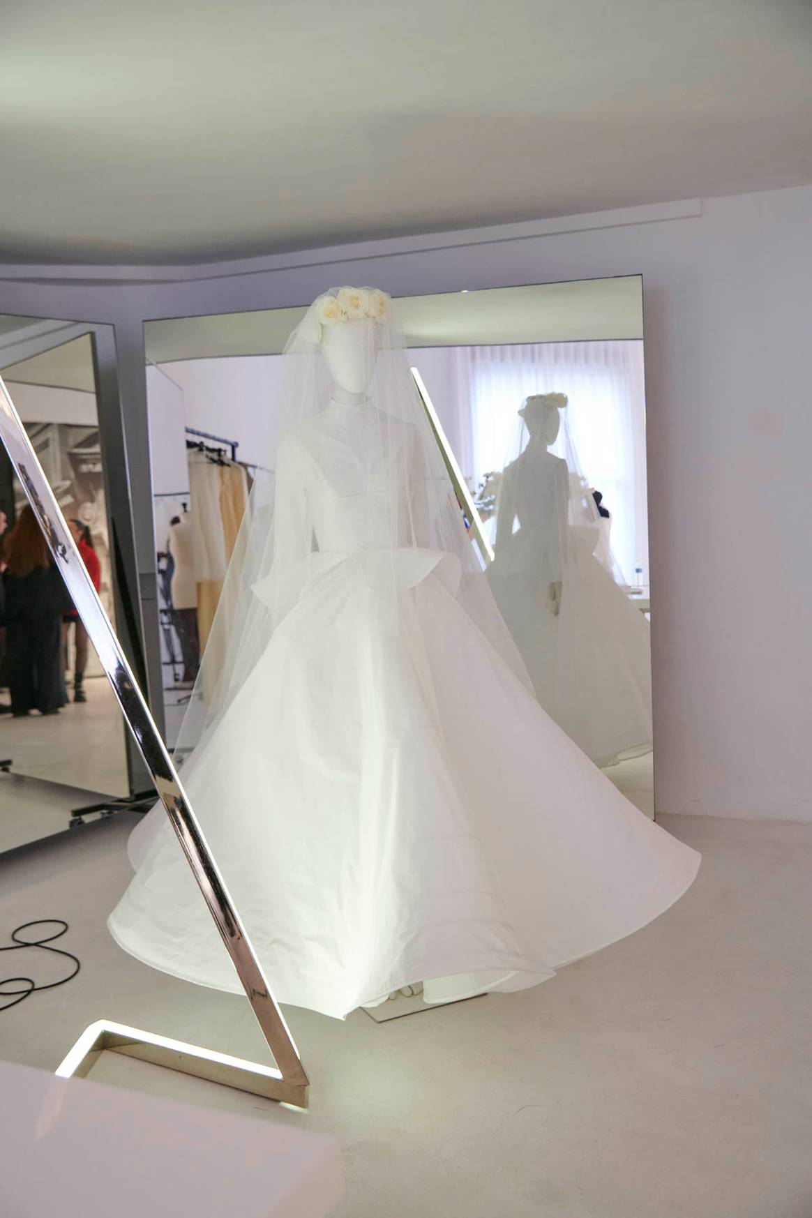 Exposición de la primera colección de vestidos de novia de Juan Vidal, dentro del programa oficial de Madrid es Moda de su edición de febrero de 2024.