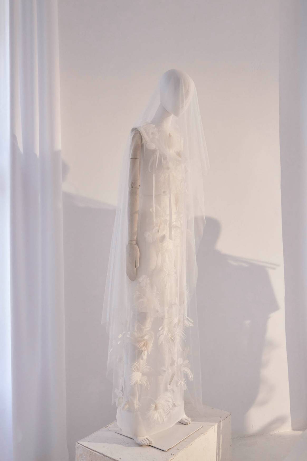 Exposición de la primera colección de vestidos de novia de Juan Vidal, dentro del programa oficial de Madrid es Moda de su edición de febrero de 2024.