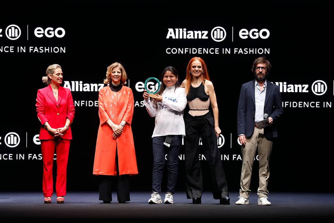 Michelle Lima, fundadora y directora creativa de Mal Studio Custom Project, recogiendo el galardón como ganadora de la sexta edición del premio Allianz Ego Confidence in Fashion.