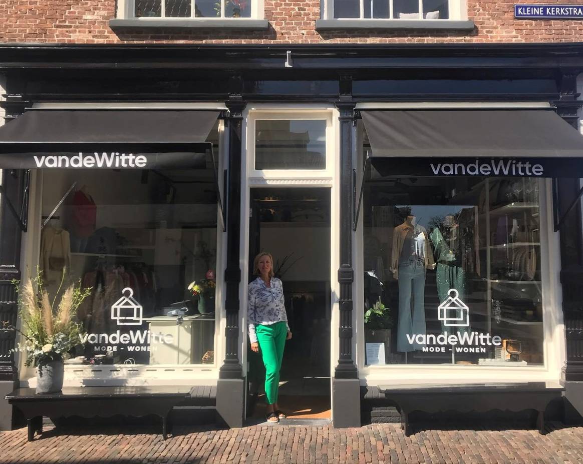 Jantien van de Witte, eigenaresse van VandeWitte mode – wonen richt
zich met haar assortiment voornamelijk op duurzame (mode)merken.