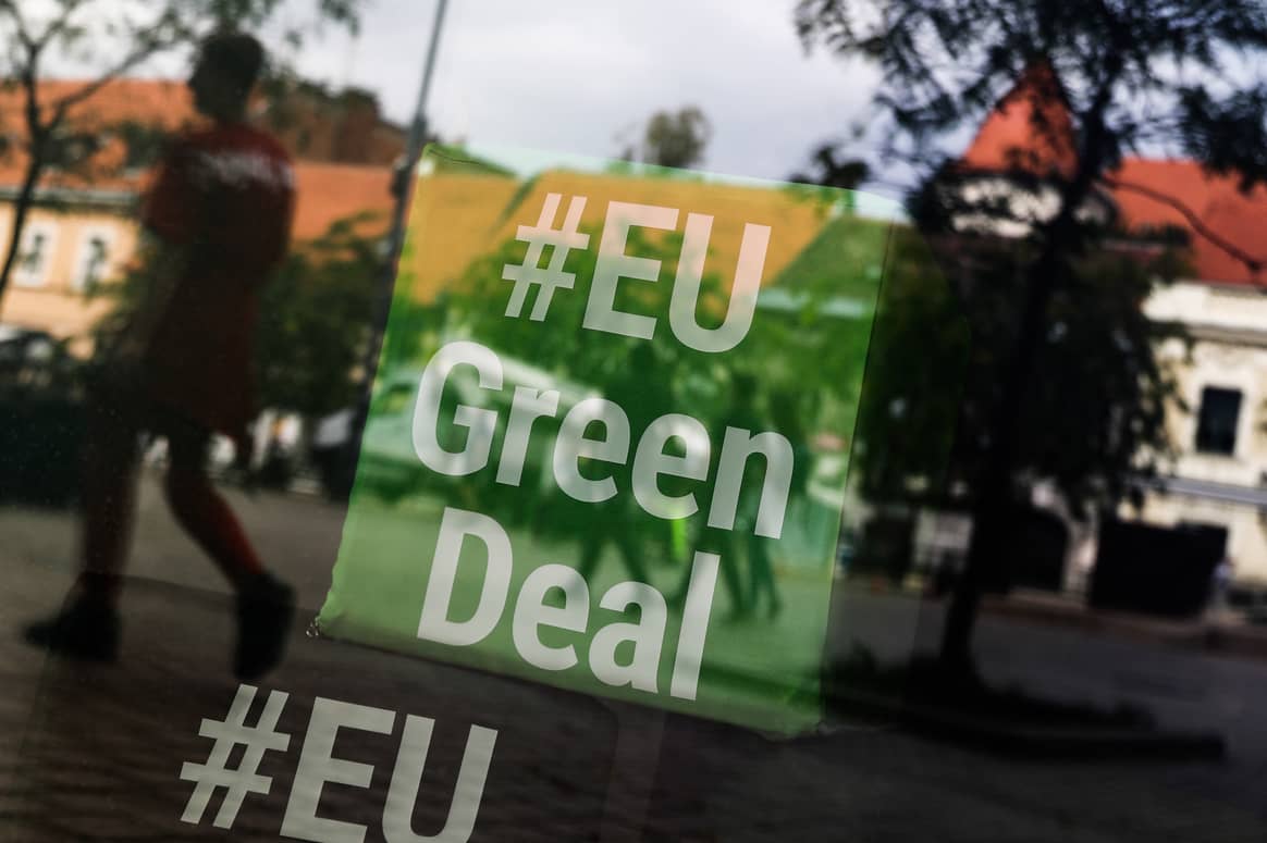 Se ve la inscripción del Pacto Verde de la UE en el sitio de la ventana en la Plaza Europea en Zagreb, Croacia, el 16 de septiembre de 2021.