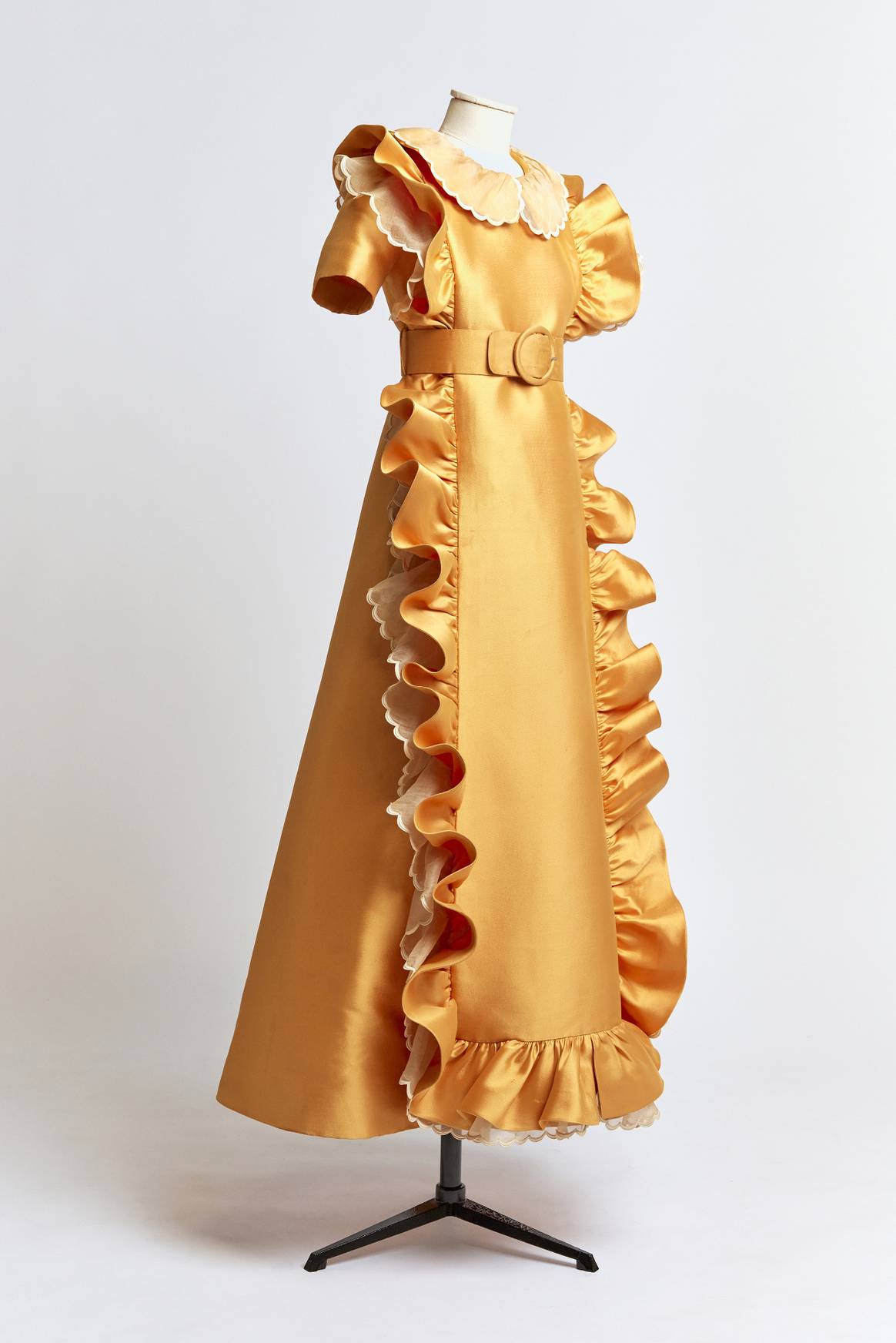 Een felgele jurk van de hand van Jules François Crahay.