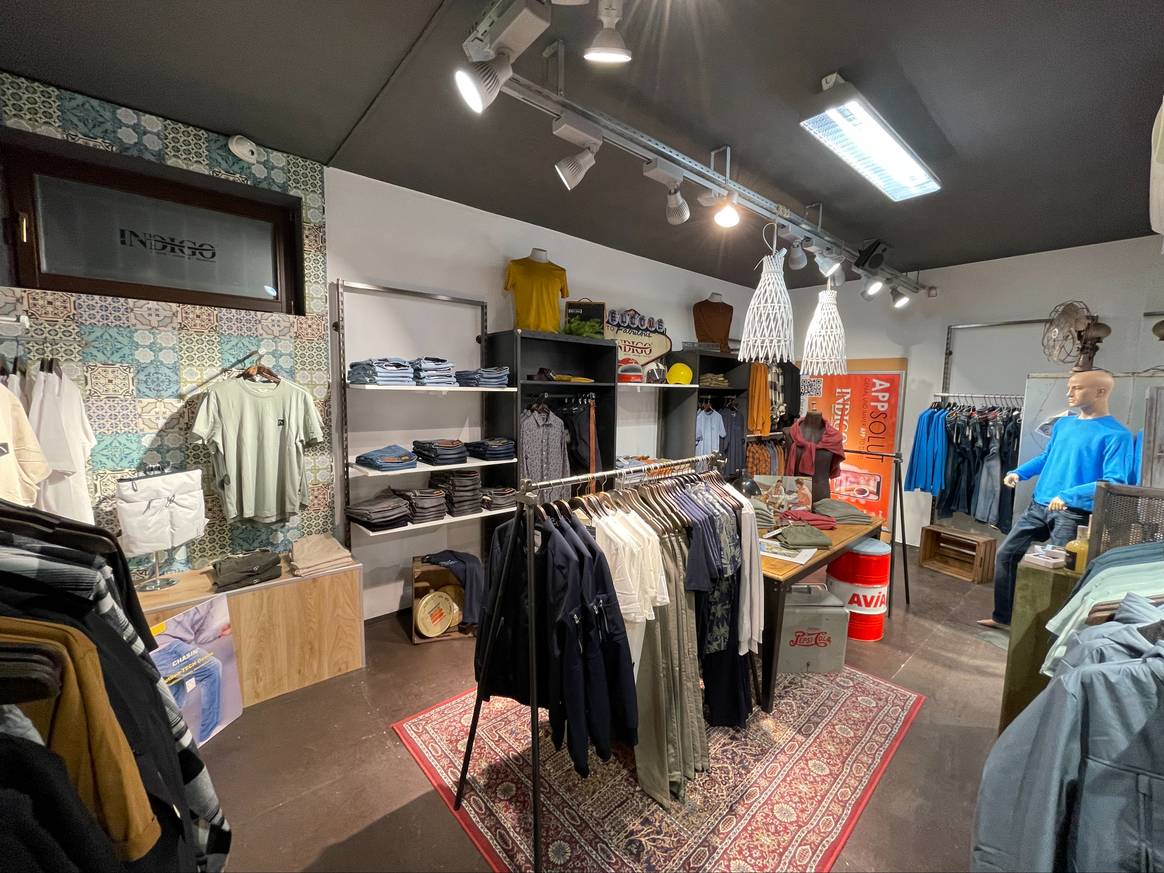 Menswear-Bereich im Indigo-Store in Großenhain