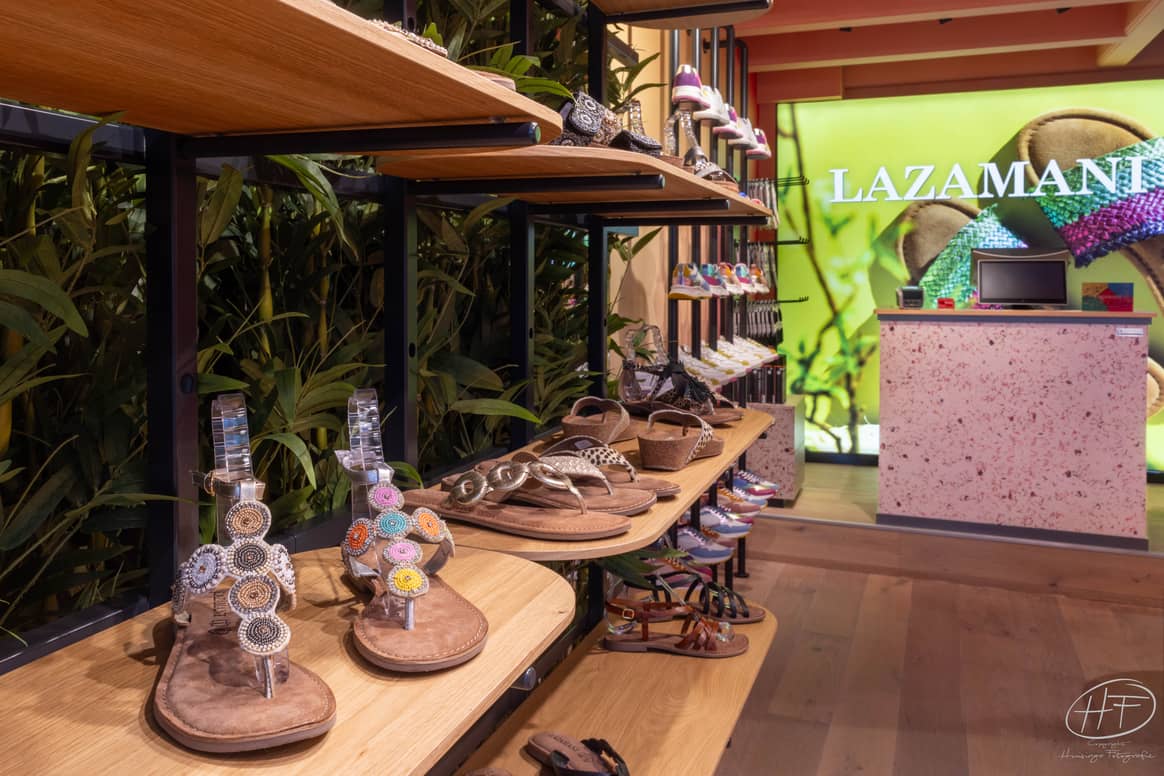De bekende sandalen van Lazamani.