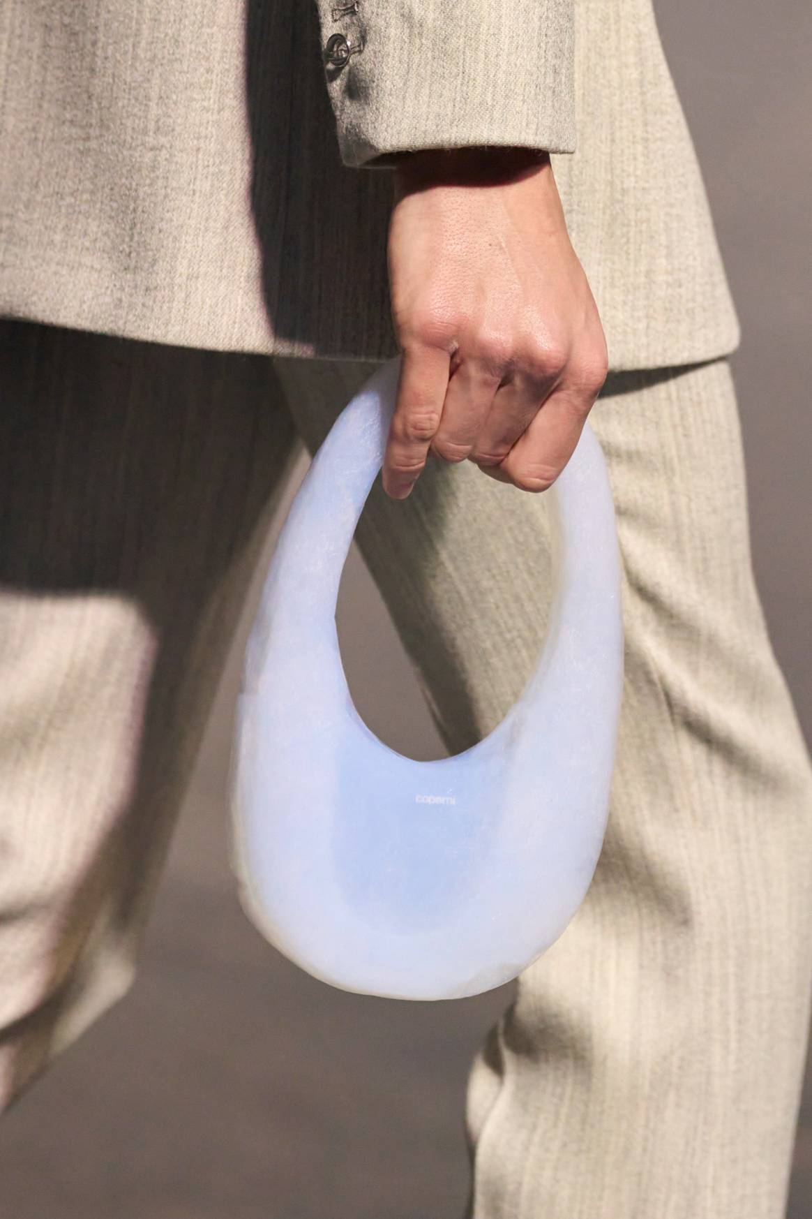 Le nouveau sac Coperni fait sensation lors de la Fashion Week.
