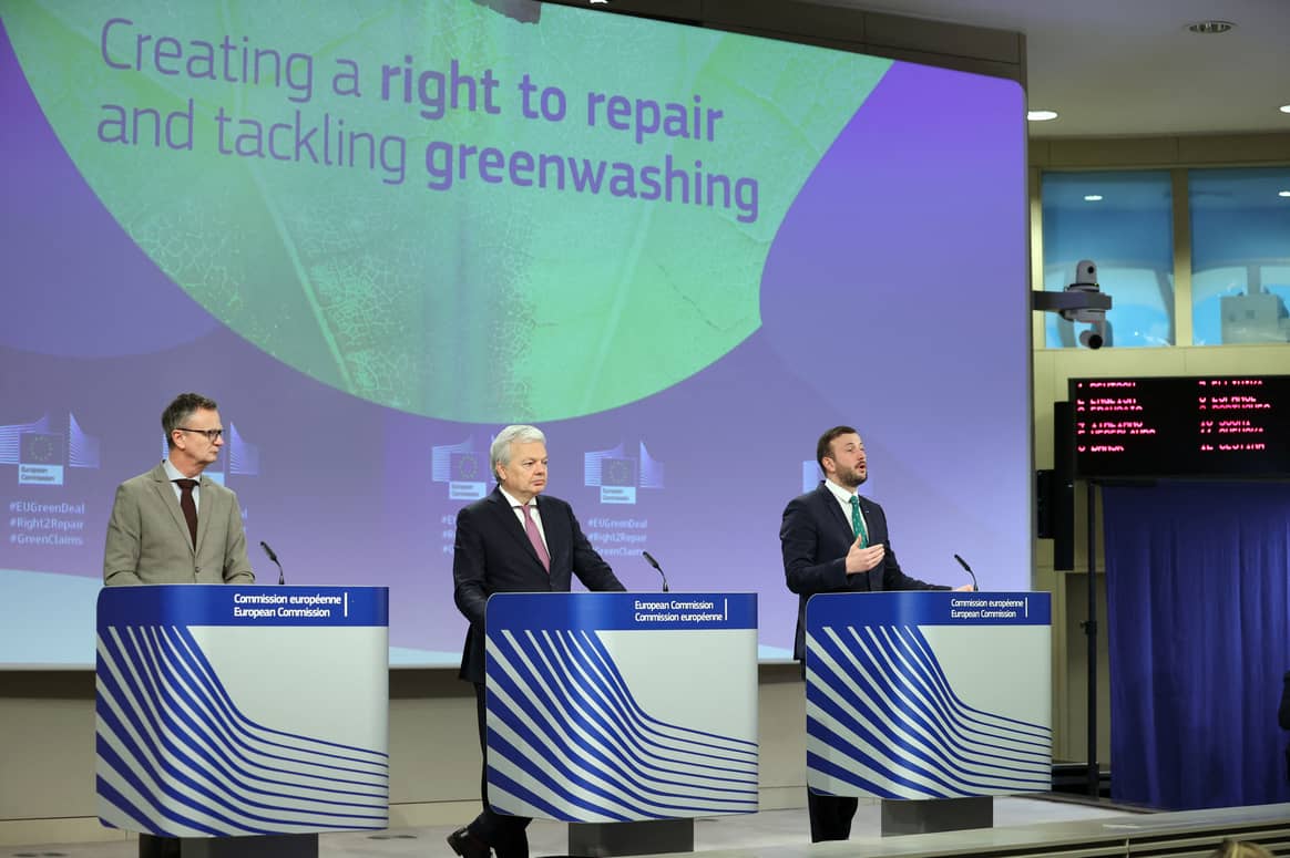 Conférence de presse conjointe de l'UE sur les mesures contre les revendications environnementales trompeuses et le droit de réparation à Bruxelles, en Belgique, le 22 mars 2023.