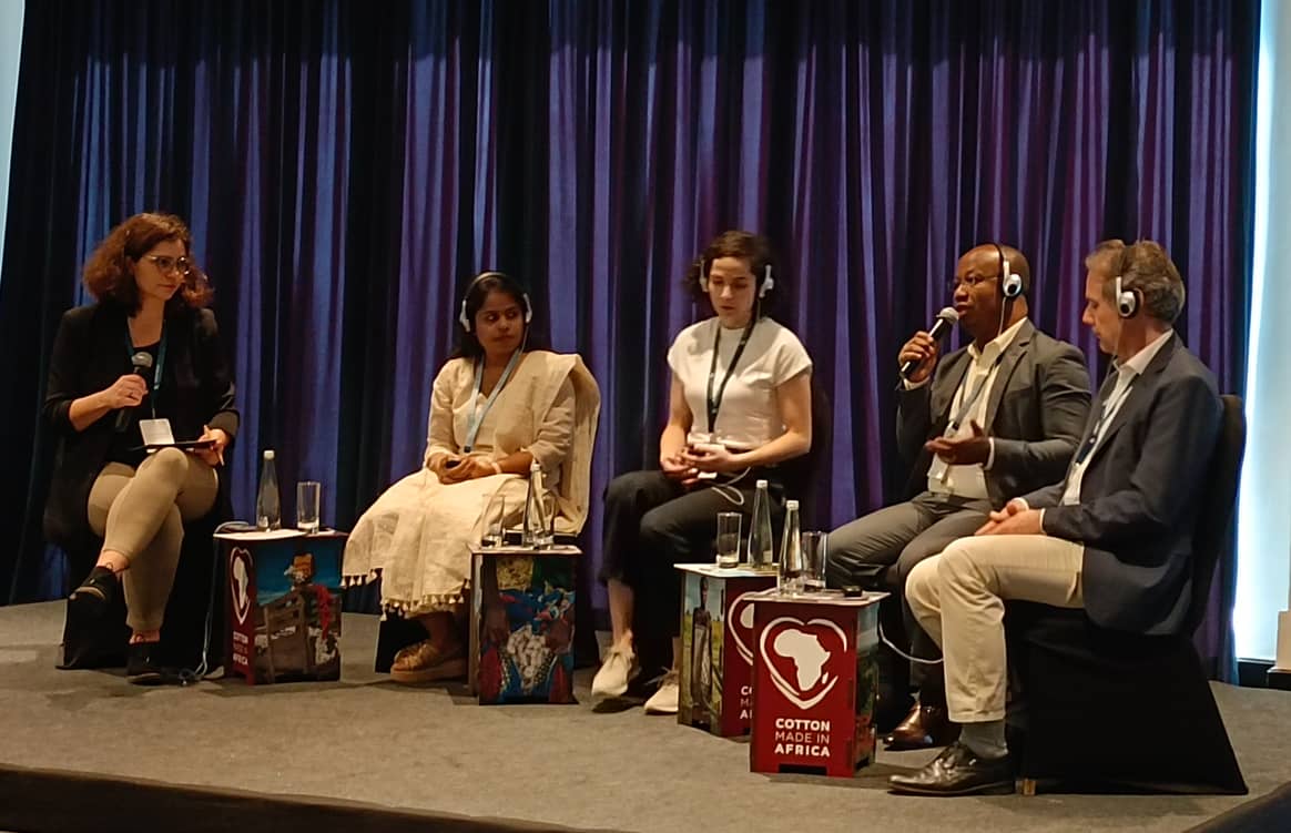 Gerlin Bäz, Jyoti Rupa Pujari, Daniela Castro Herrero, Serge C. Danhounsi  und Stefan Scherer (von links nach rechts) in einer Diskussionsrunde am ersten Tag.