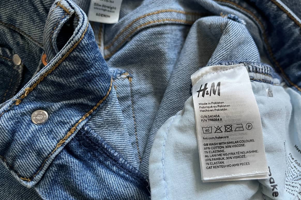 Beeld ter illustratie van de samenstelling van onze kleding. Op deze foto staat een kledinglabel van een spijkerbroek van de H&M gemaakt van katoen, viscose en elastan.