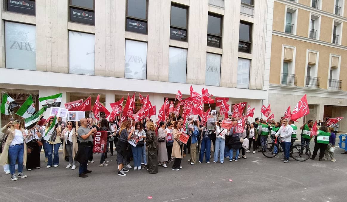 Concentración de los trabajadores de tienda de Inditex convocada por UGT el viernes 22 de marzo de 2024.