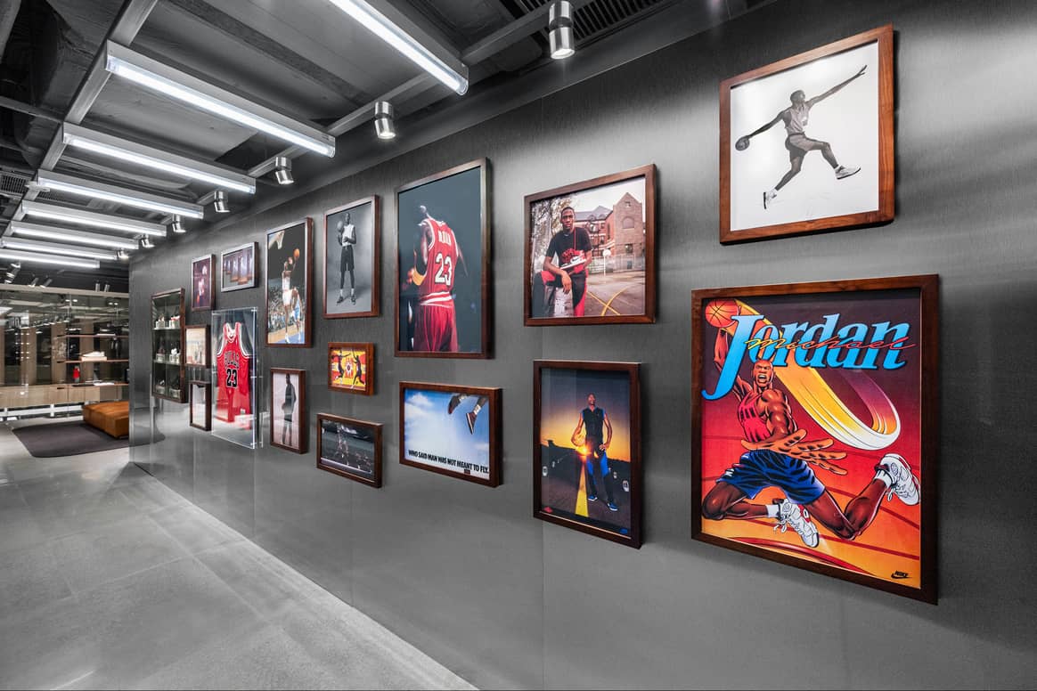 Kunstwerke und Erinnerungen an die Karriere des Namensgebers Michael Jordan in 'Premium Lounge' in der obersten des Jordan-Stores in Peking