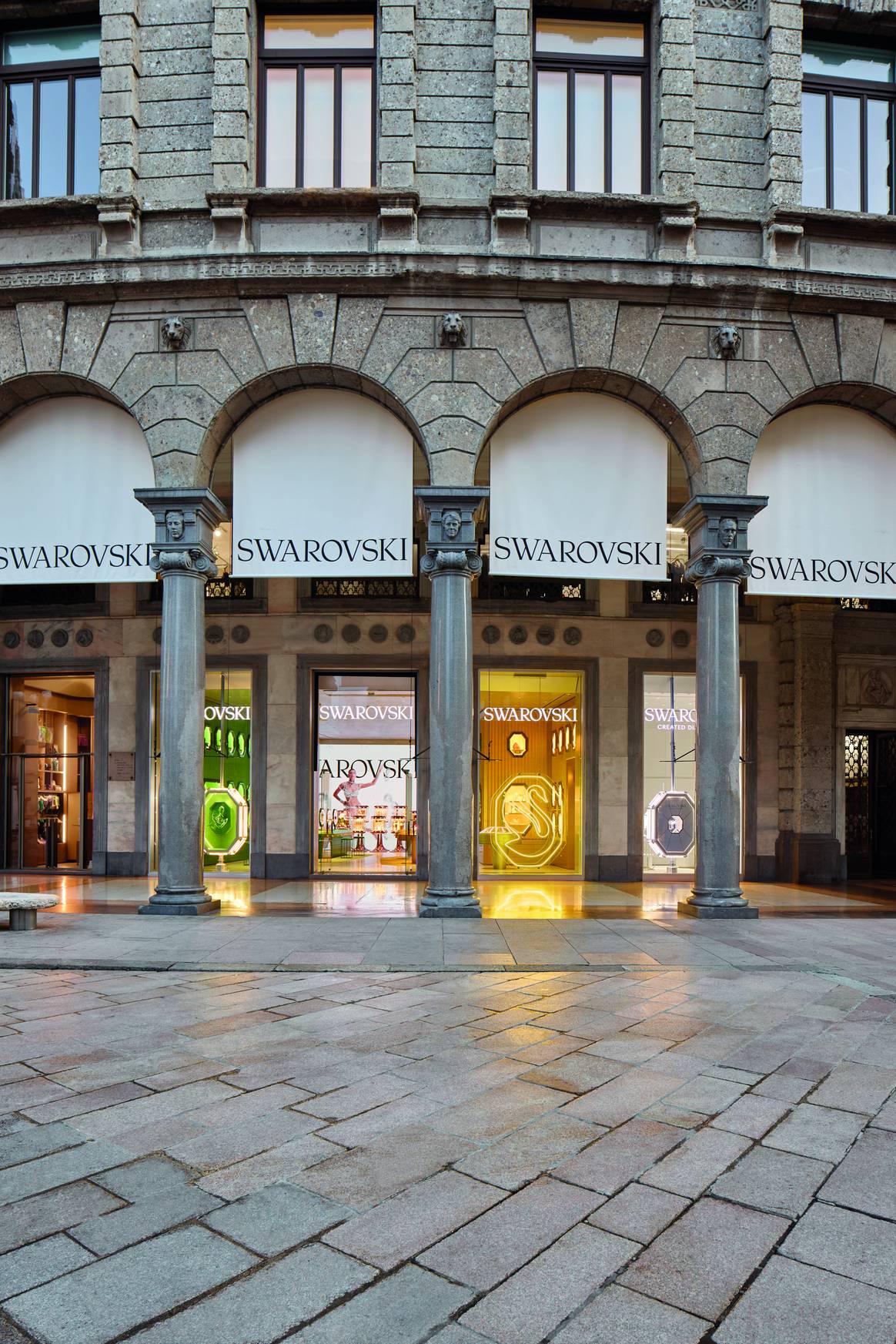 L'esterno del flagship store di Milano