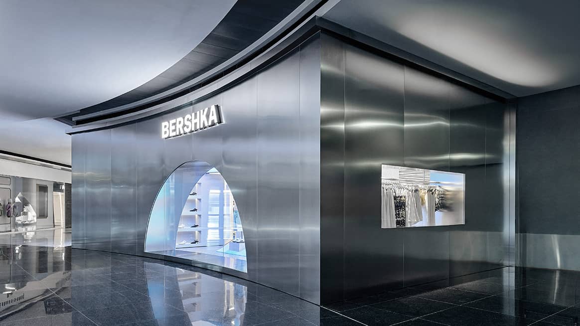 Tienda de Bershka diseñada por OMA en el centro comercial Marineda City de La Coruña, Galicia (España).