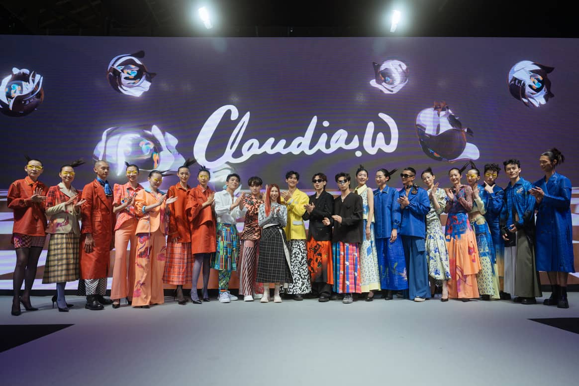 Claudia Wang con invitados y su última colección OI24.
