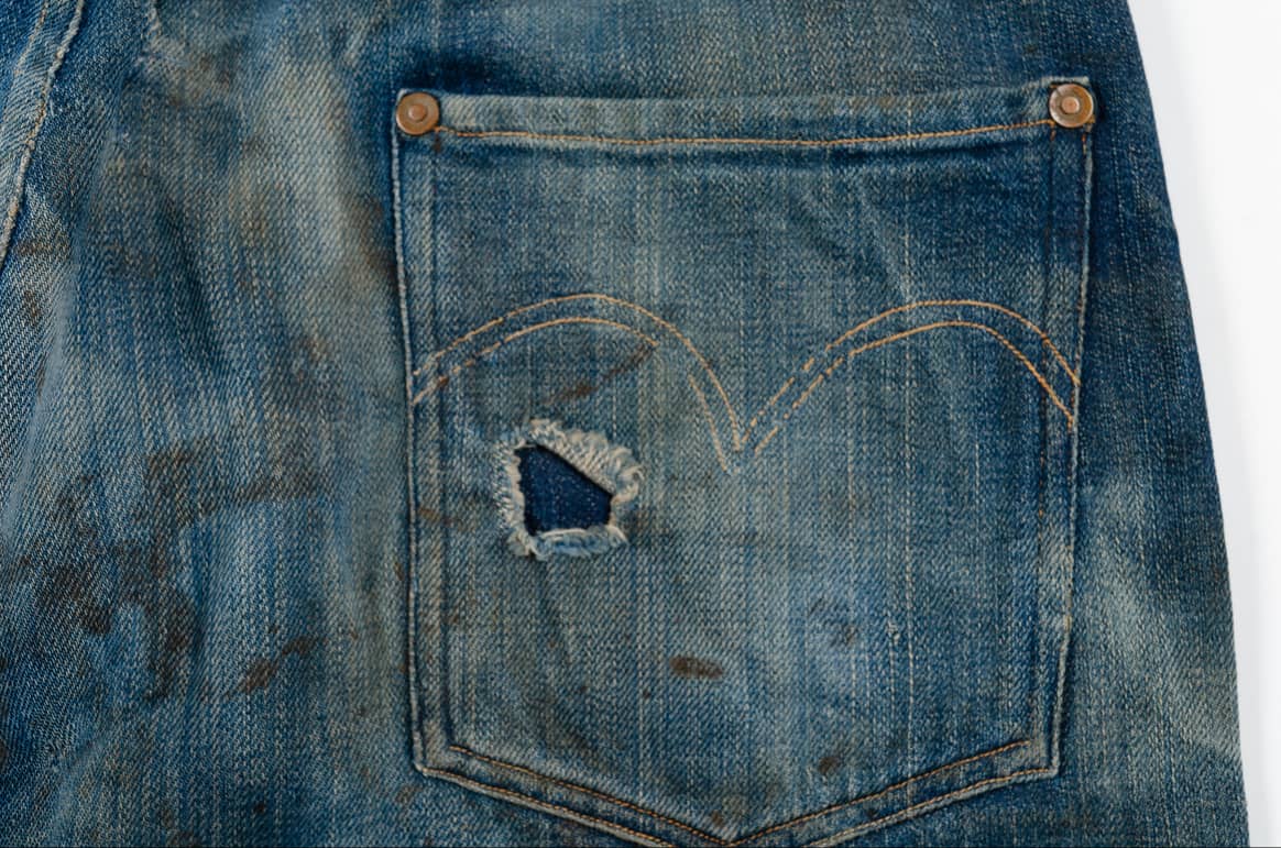 The arcuate stitching on back pocket