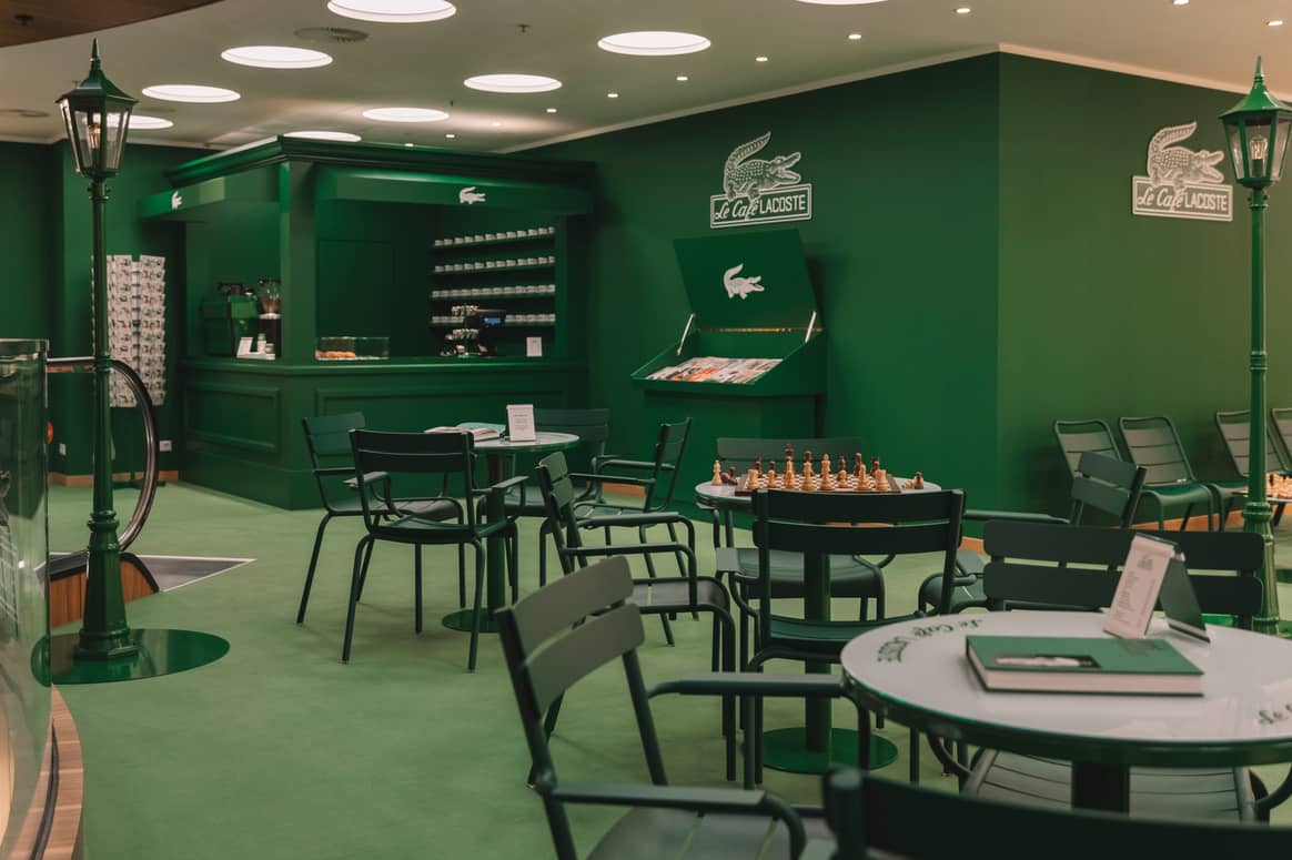 ‘Le Café Lacoste’ im KaDeWe mit Schachbrettern, Speisen und Snacks zum Verweilen