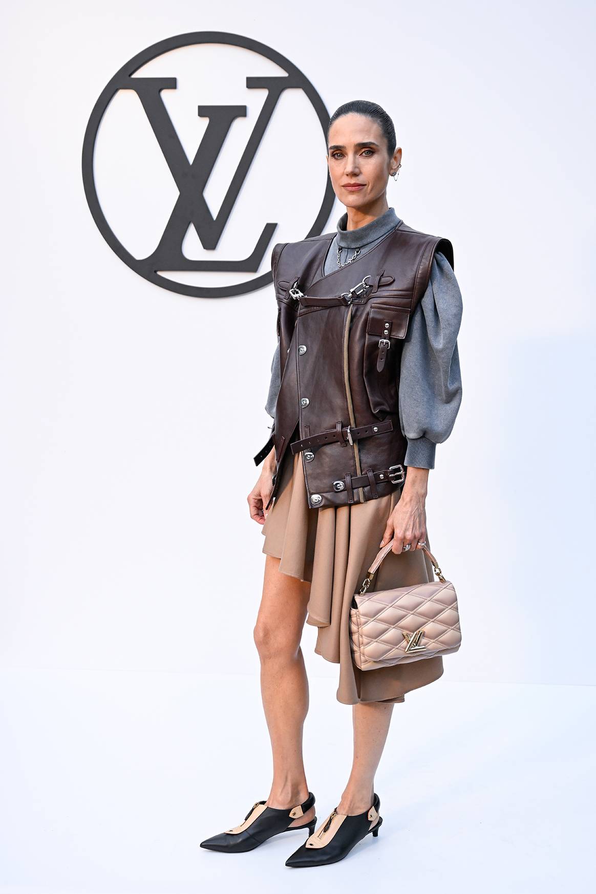 Jennifer Connelly, a su llegada al desfile de Louis Vuitton en Barcelona.