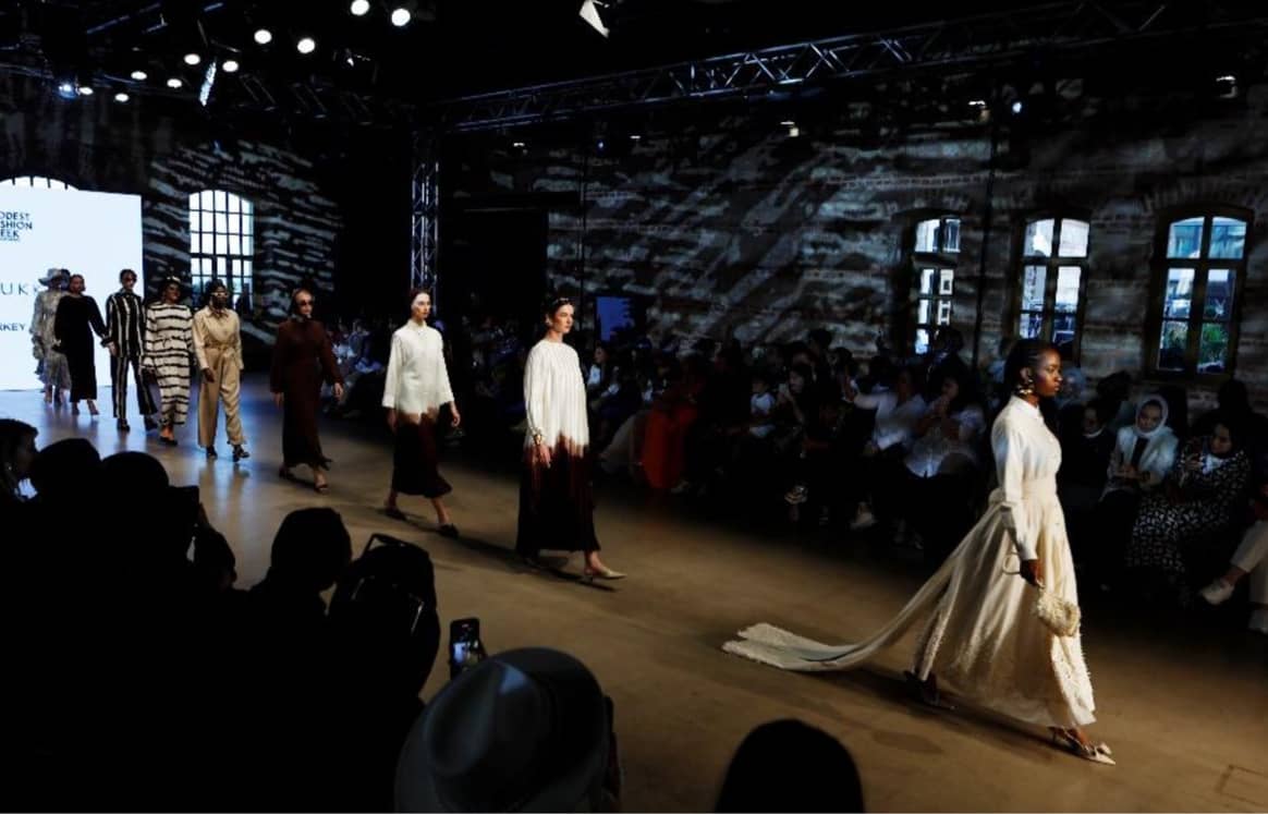 Terzi Dükkanı’s ready-to-wear collection was dominated by whites, browns, nudes and blacks, focusing on timeless pieces and elegant patterns.