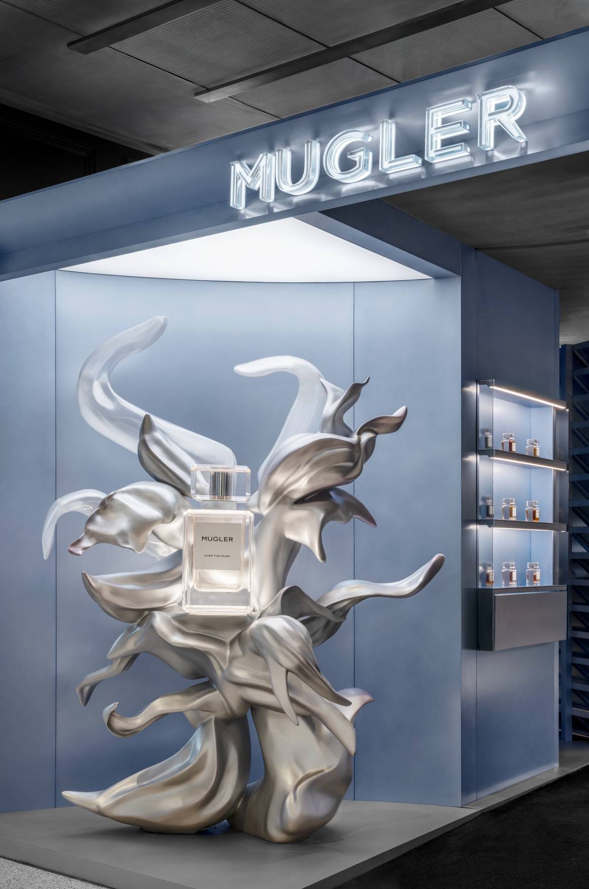 Mugler eröffnet seinen ersten Laden für Mode und Parfüms in China.