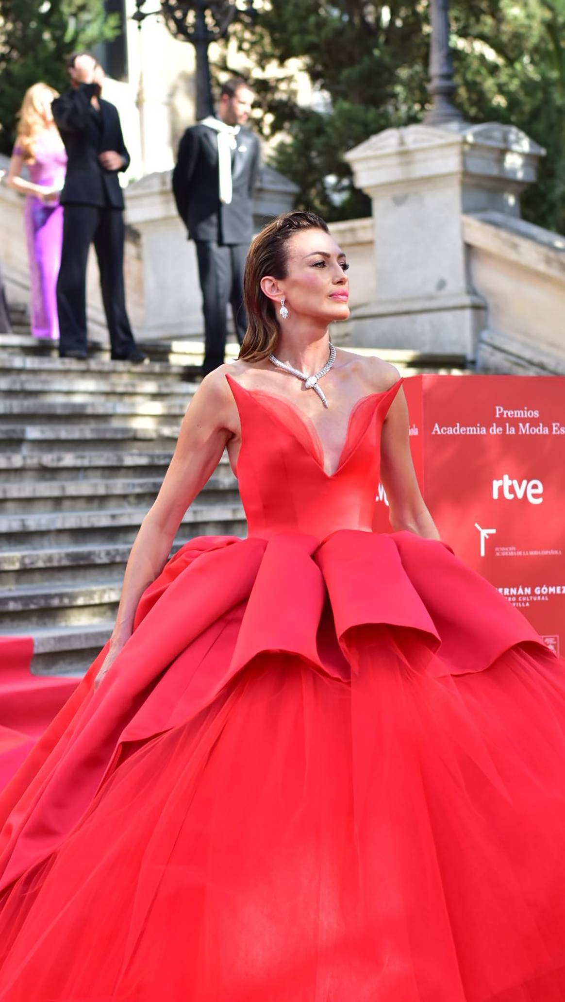 Nieves Álvarez, de Redondo Brand, sobre la alfombra roja de la primera edición de los Premios Academia de la Moda Española.