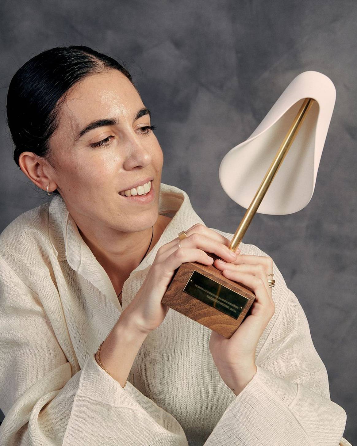 La diseñadora Carlota Barerra, Premio al Talento Novel de la primera edición de los Premios Academia de la Moda Española.