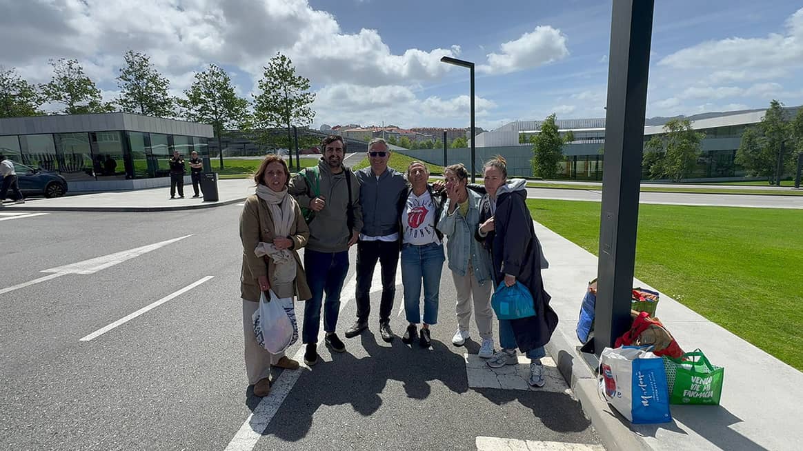 Parte del grupo de los delegados de la CIG que se han instalado en el interior de la sede de Inditex en Arteixo, Galicia (España).