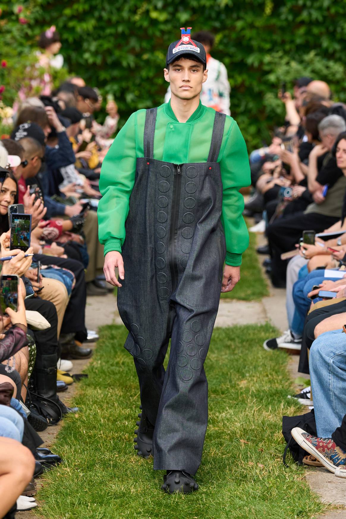 Walter van Beirendonck lanceert SS25-collectie met G-Star tijdens Paris Fashion Week Men’s