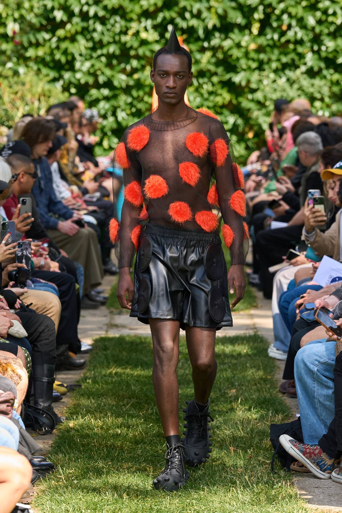 Walter van Beirendonck lanceert SS25-collectie met G-Star tijdens Paris Fashion Week Men’s