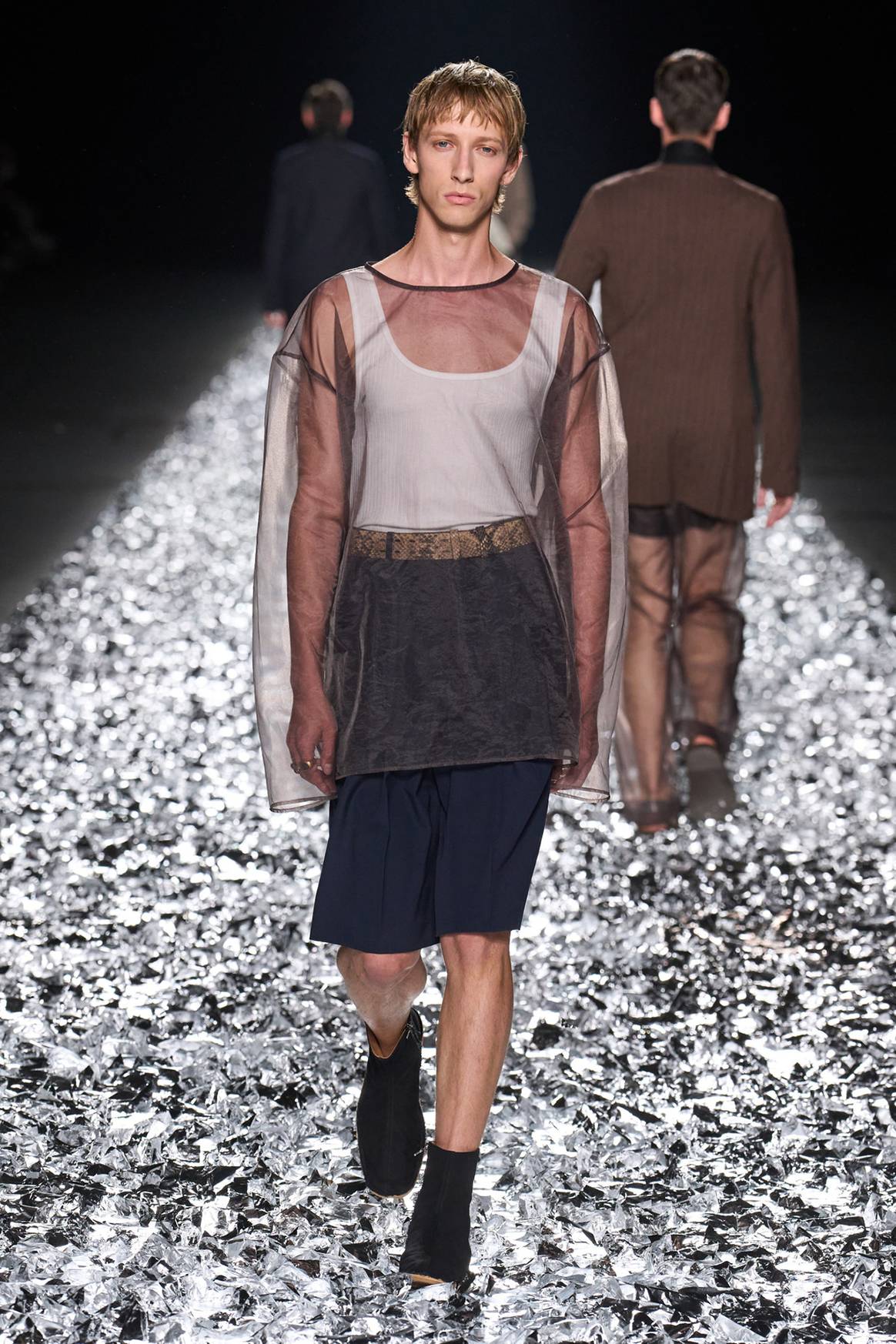 Dries Van Noten, colección moda-hombre para la temporada Primavera/Verano 2025.