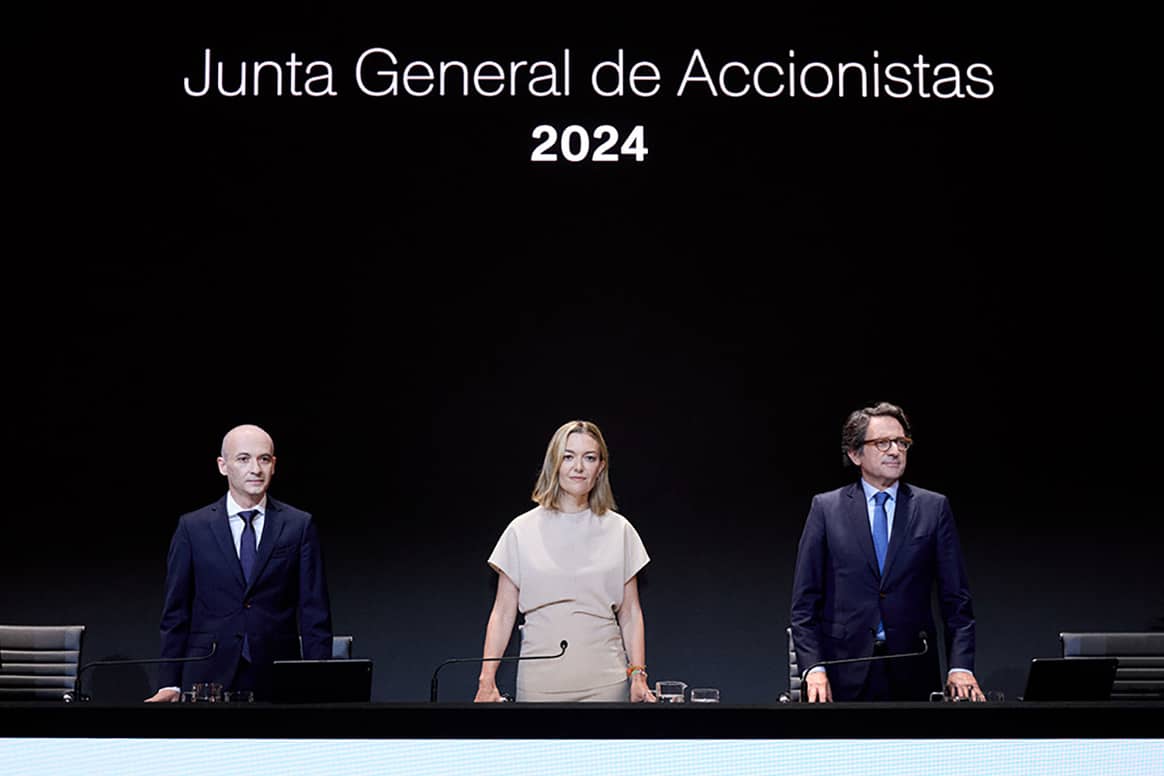 Marta Ortega Pérez, presidenta, y Óscar García Maceiras, consejero delegado, durante la Junta General de Accionistas de 2024 de Inditex, celebrada el 9 de julio de 2024 en Arteixo, Galicia (España).