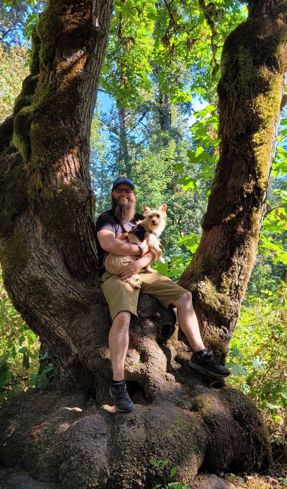 Dr Adam Cobb met zijn hond Riley wandelend in de bossen van Oregon, VS.