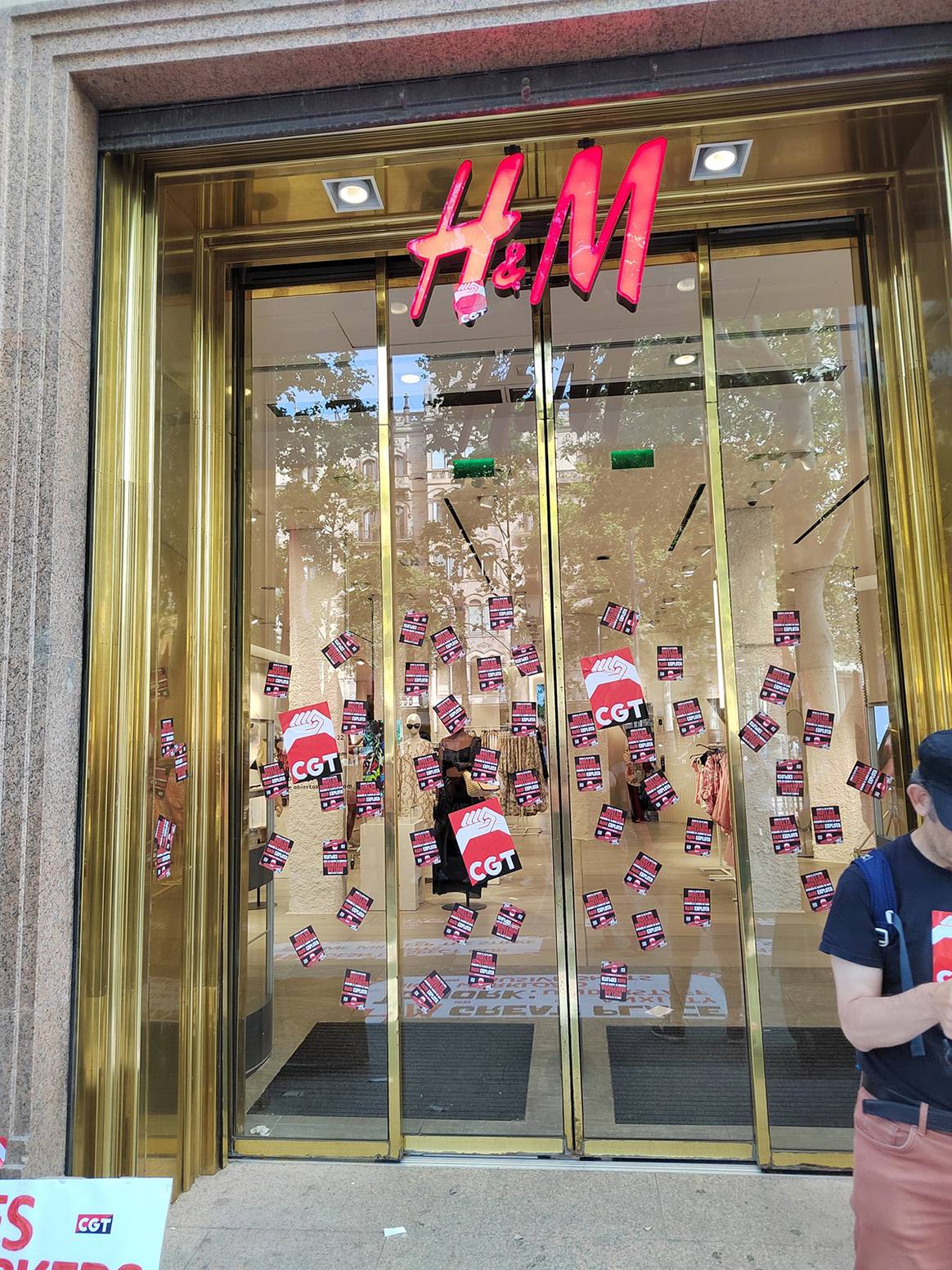 Trabajadores de H&M frente a las puertas de la tienda de la cadena en el paseo de Gracia de Barcelona (España).