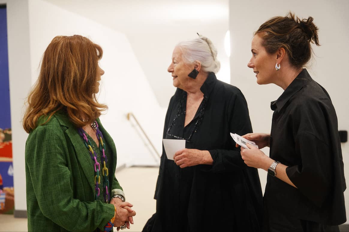 La organizadora de Scoop, Karen Radley (derecha), con clientes en la edición de julio de 2024 de Scoop.