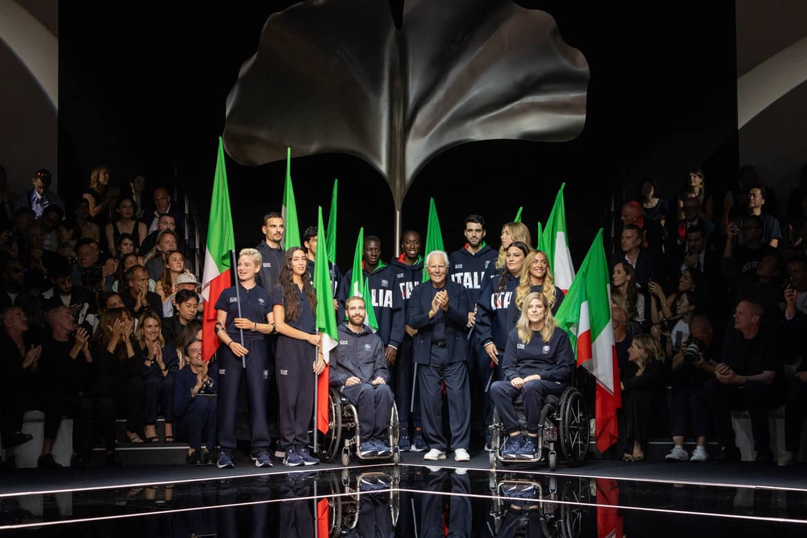 Armani presenta el kit nacional del Team Italy en el desfile de hombres SS24 de la marca.