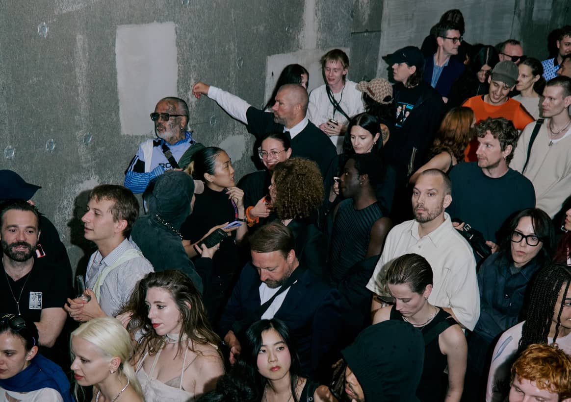 Crowds at the entrance to the Anonymus Club show